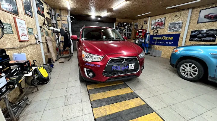 Mitsubishi ASX Замена штатных галогеновых линз на биксеноновые линзы Hella 5R Ultimate Black.